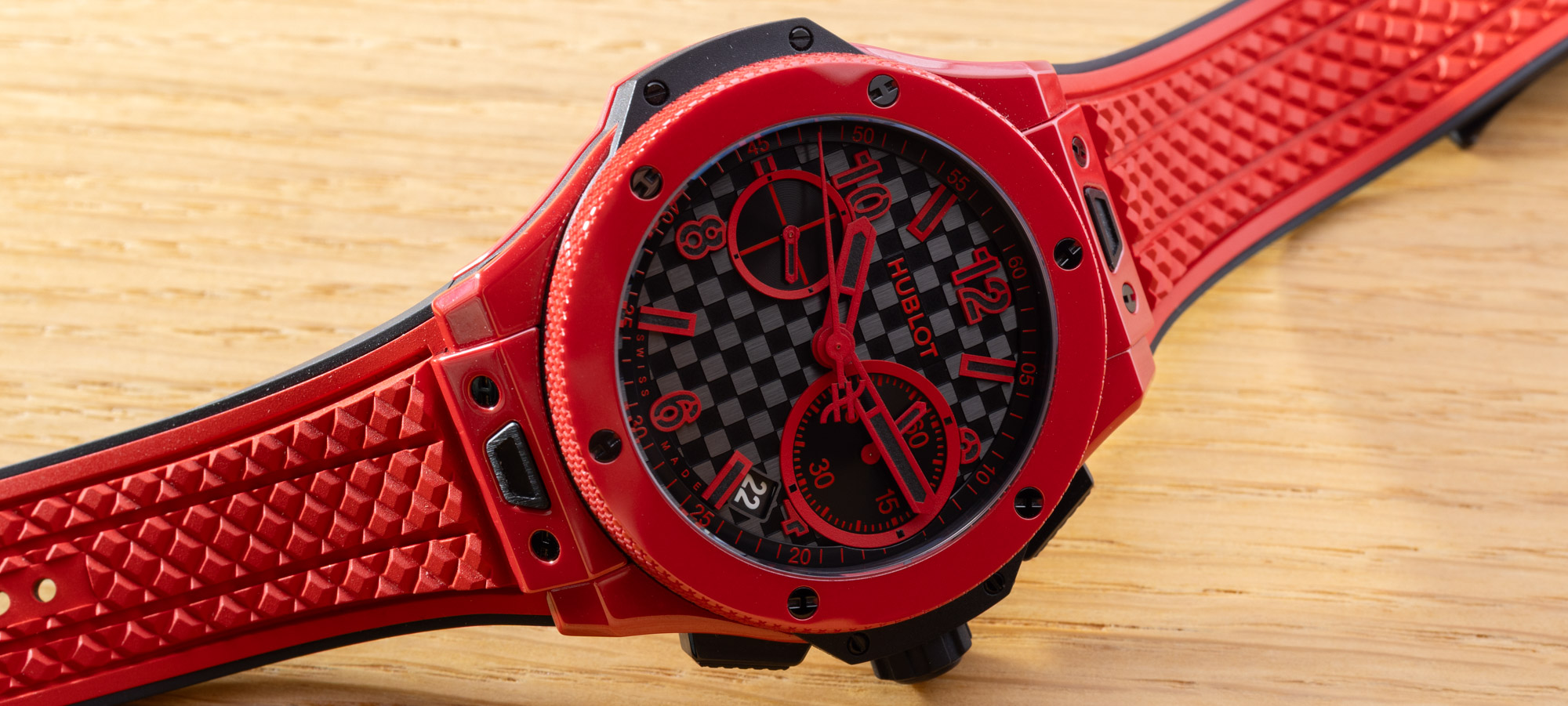 Montres Hublot Big Bang Original 20e anniversaire Red Magic et All Black Ceramic côte à côte