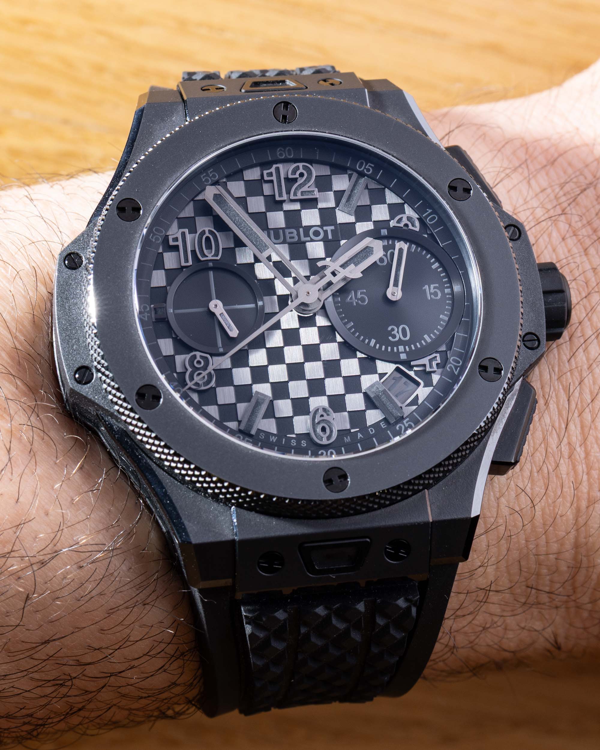 Cadran et détail du chronographe de la Hublot Big Bang 20e anniversaire Red Magic